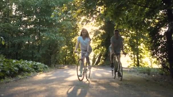 Morgon cykling i Park — Stockvideo
