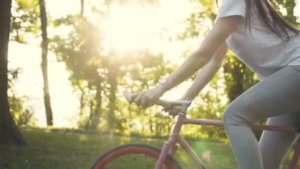 Mädchen auf dem Fahrrad — Stockvideo