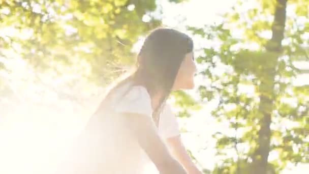 Gelukkige vrouw op fiets — Stockvideo