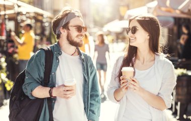 kahve bardakları ile Çift