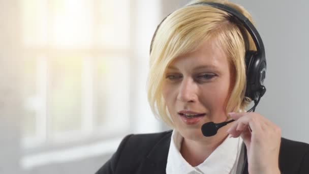 Call-Center-Betreiber aus der Nähe — Stockvideo