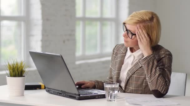 Εργαζόμενος γυναίκα έχετε πονοκέφαλο — Αρχείο Βίντεο