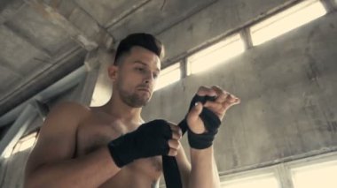 Boksör bandaj el koyar