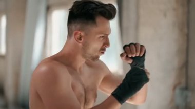 Boksör yumruklarını ileri