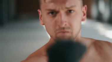 Sporcu yumruklar ileri