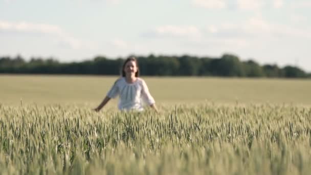 Adolescente em Trigo — Vídeo de Stock