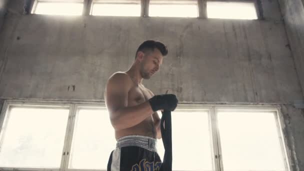 Boxer helyezi a kötést — Stock videók