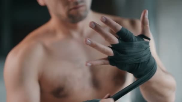 Boxeador pone en vendaje negro — Vídeo de stock