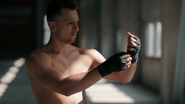Boxer probiert Verbandset aus — Stockvideo