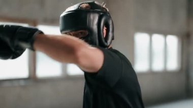 Eğitim sırasında maske boksör