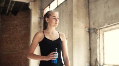 Kız şişe ile yürüyor