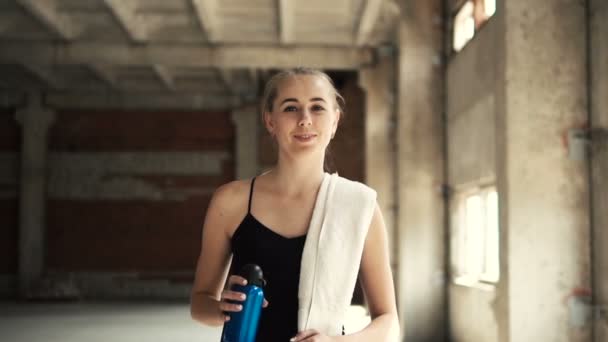 Chica con botella de agua — Vídeos de Stock