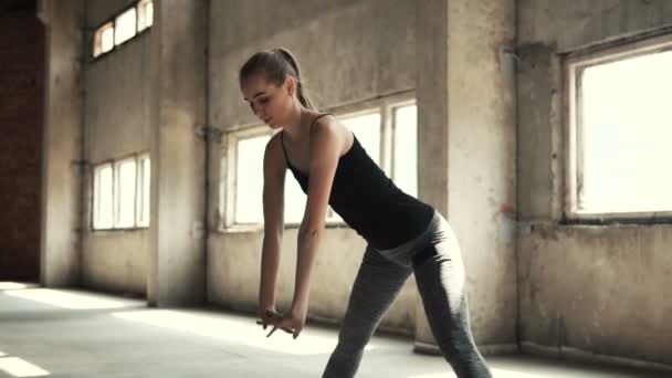 Gymnast böjar framåt som gör splittar — Stockvideo