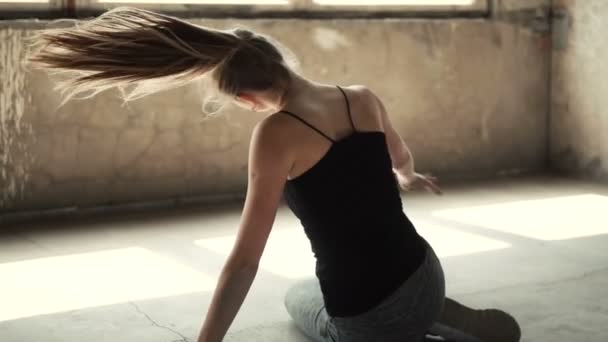 Девочка делает упражнения — стоковое видео