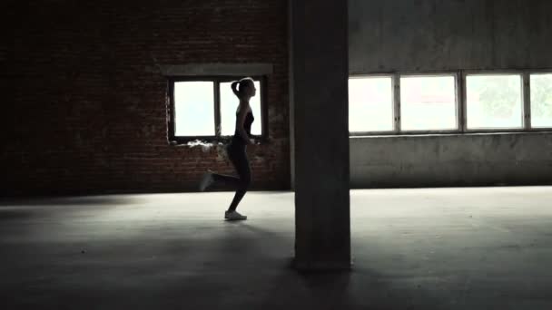 Donna atletica corre — Video Stock