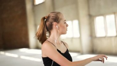 Jimnastikçi kurtlarla dans müzik