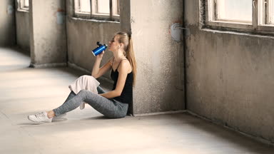 Katta oturan olarak kadın içecekler su