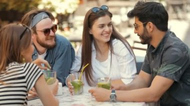 Sohbet etmek sokulgan vasıl belgili tanımlık masa