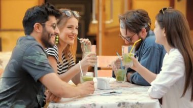 Mutlu arkadaş şehir merkezinde takılmak