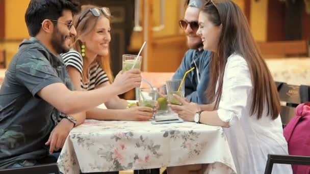 Amigos se reúnen en Café — Vídeo de stock