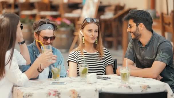 Amigos hablan en Café — Vídeos de Stock