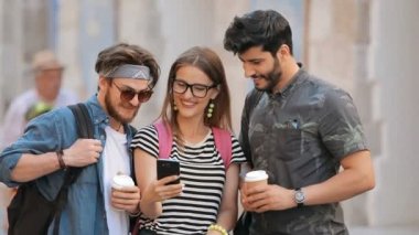 Öğrenciler resimleri telefona bak.