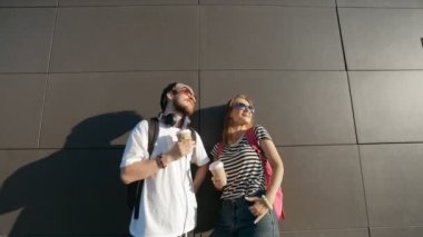 İki Hipsters sohbet