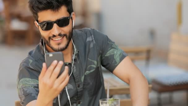 Homme ayant un appel vidéo dans la rue — Video