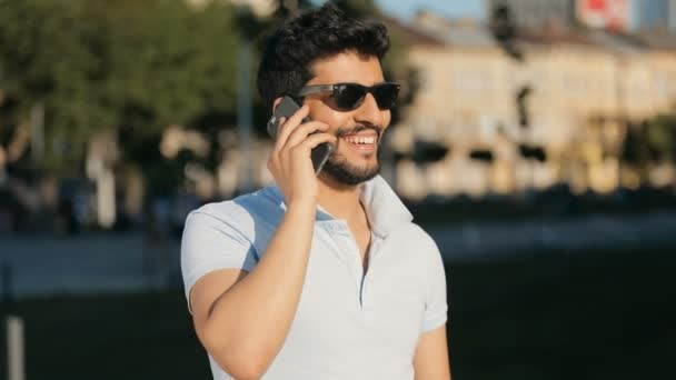 Man gesprekken op telefoon in Street — Stockvideo