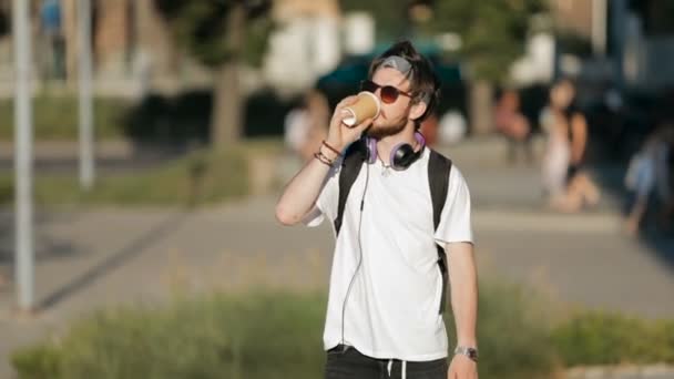 Hombre camina con café — Vídeos de Stock