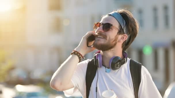 Man met koffie gesprekken op telefoon — Stockvideo