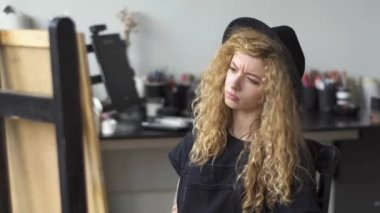 Ressam Studio içinde çalışır
