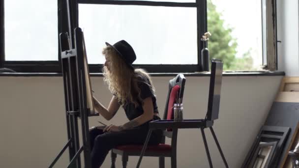 Kunstenaar werkt aan meesterwerk — Stockvideo