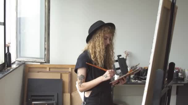 Chica utiliza pinturas de la paleta — Vídeos de Stock