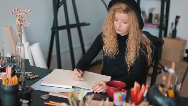 Artista en el escritorio — Vídeo de stock