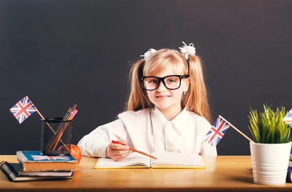 Estudar em sala de aula — Fotografia de Stock