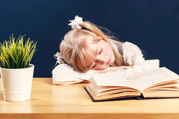 Slapen op het boek — Stockfoto