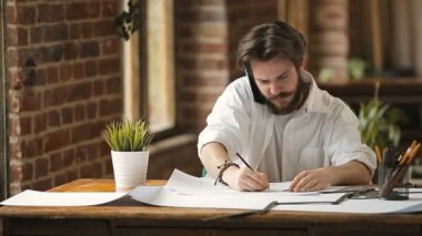 Genç tasarımcı meşgul