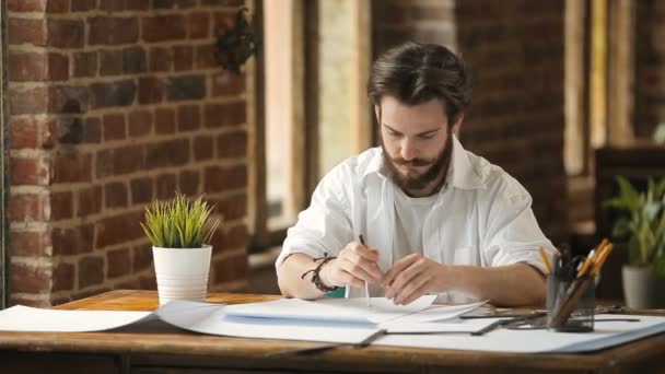 Trabajar en el Loft Studio — Vídeo de stock