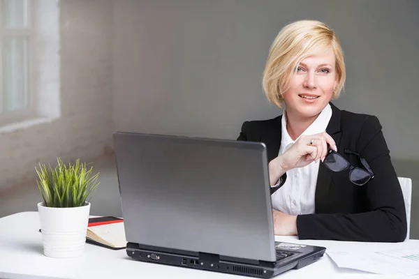 La mujer de negocios bonita — Foto de Stock