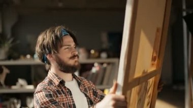 Sanatçının tuval görünüyor