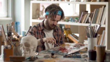 Ressam renkleri hazırlar