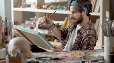 Ressam resim üzerinde beyaz rengini uygular