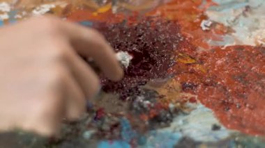 Sanatçı boyaları hazırlar