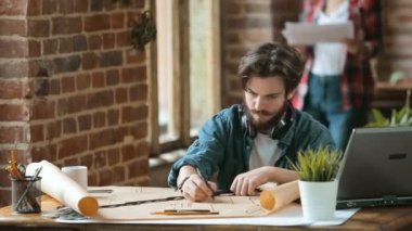 Bina planını tasarımcı berabere