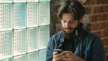 Yorgun adam metinler iletiyi pencere