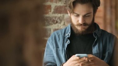 Gülümseyen adam metinler mesaj