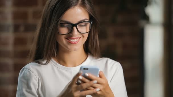 Χαμογελαστή γυναίκα χρησιμοποιεί Smartphone — Αρχείο Βίντεο
