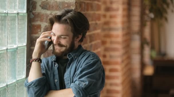 Adam görüşmeler telefonla mutlu — Stok video