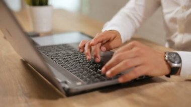 Adam türleri üstünde Laptop